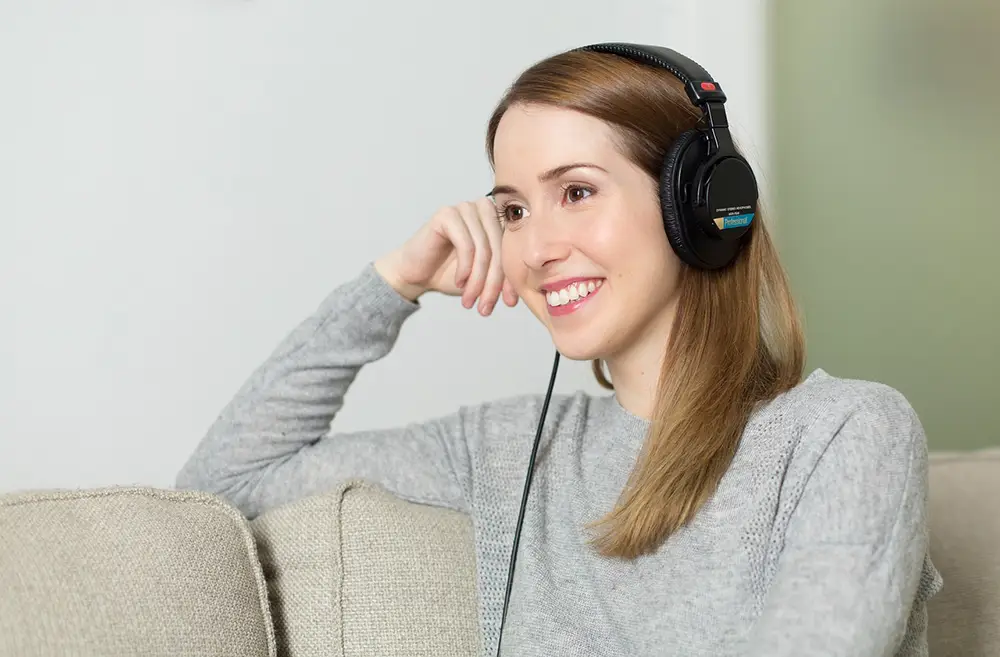 jeune femme écoutant de la musique dans un casque comme thérapie