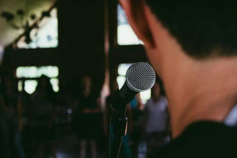 s'entrainer à parler en public avec un micro ou sans